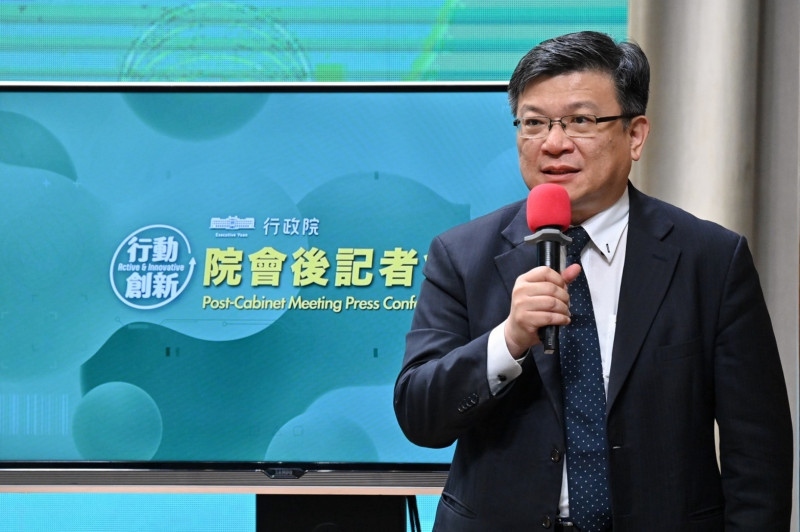 台電董事長曾文生今天在行政院會記者會表示，台電所有機組併聯發電都公開在網站，不會「偷偷來」，絕對沒有「偷開機組」。 （行政院提供）