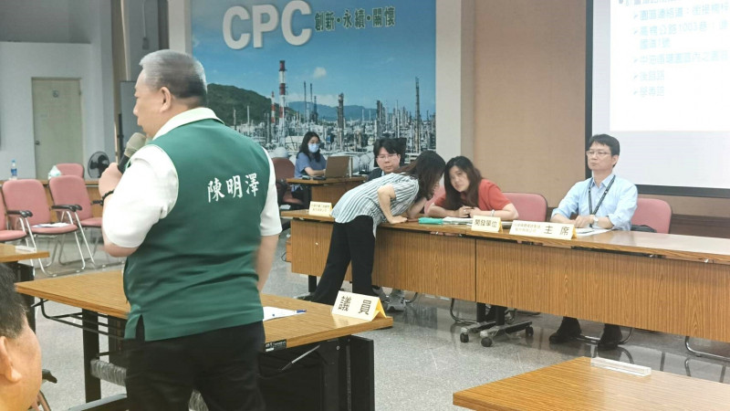市議員陳明澤（左）批評台積電「不要高高在上」，台積電新建工程處處長洪永迪（右）強調會更接地氣。（記者葛祐豪攝）