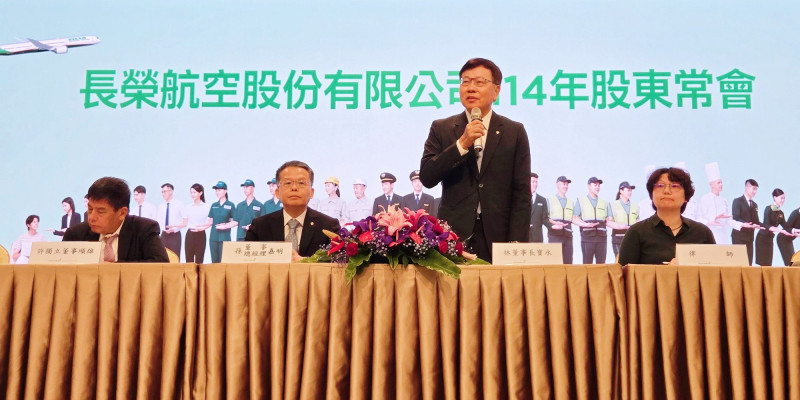 長榮航今日舉行股東會，右二為董事長林寶水，左二為總經理孫嘉明。（記者王憶紅攝）