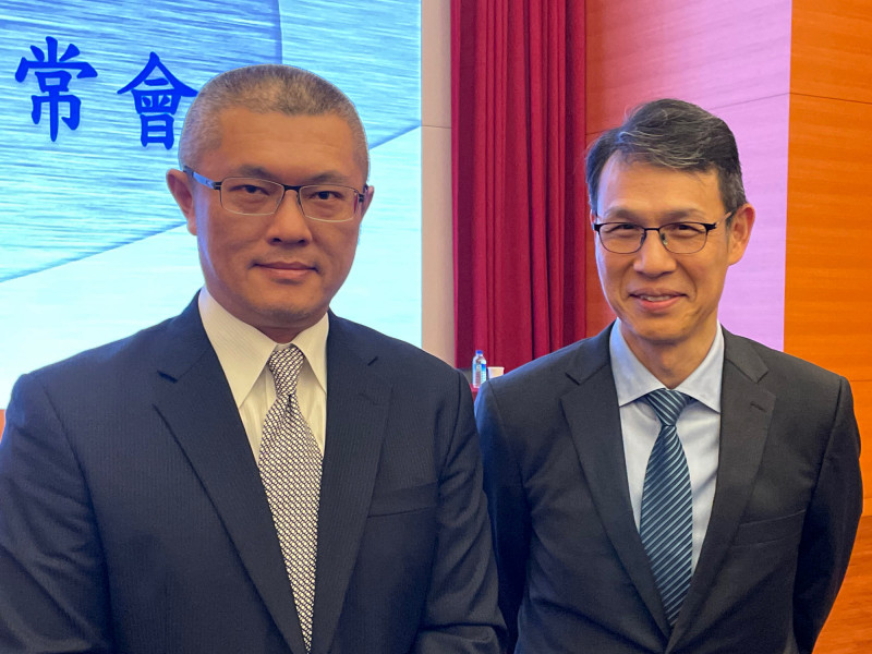 華孚今日舉辦股東會。圖右為總經理甘錦添、左為財務長張志立。（記者歐宇祥攝）