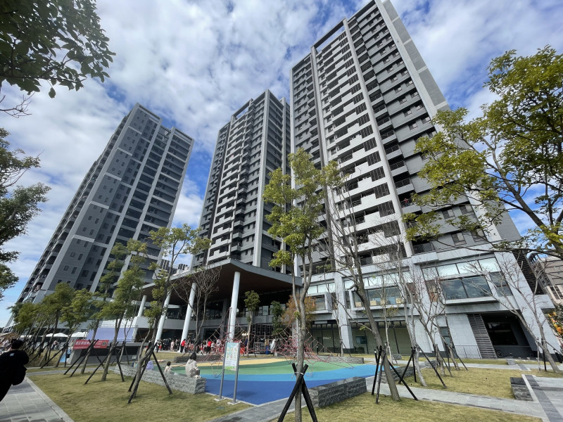 桃市府推動多元化住宅政策，除社會住宅外，也規劃「可負擔住宅」政策，圖為八德三號社宅。（記者謝武雄攝）
