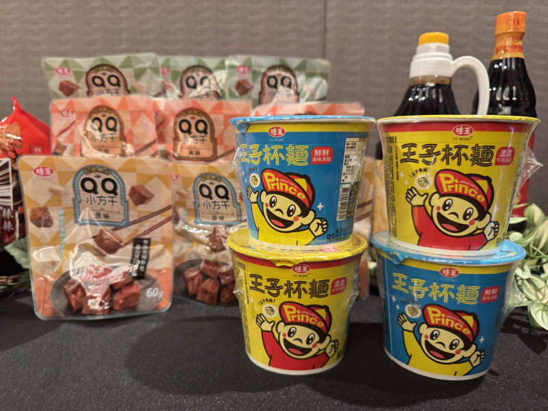 味王食品經典的零食麵「王子麵」大變身，首度跨入杯麵市場。（記者楊雅民攝）