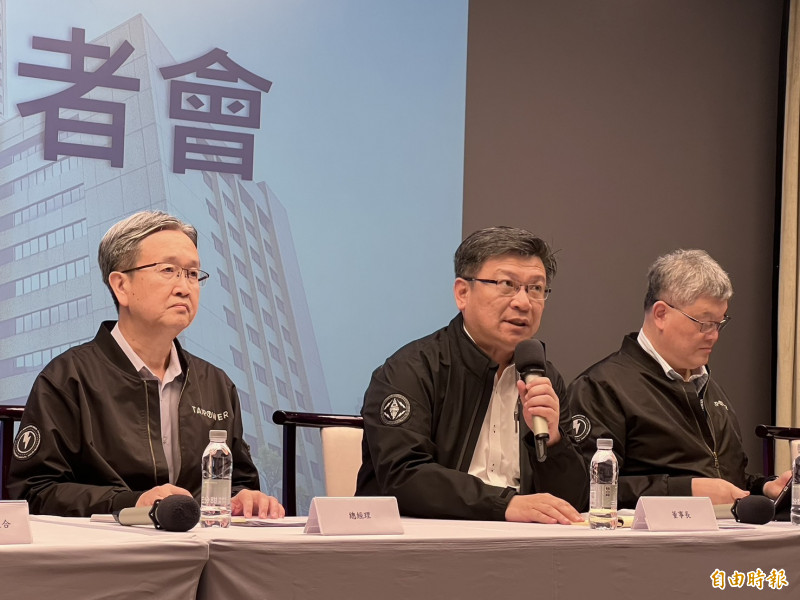 台電董事長曾文生（中）率領台電總經理王耀庭（左）等高管召開記者會，回應連日來核電除役，火力電廠全開等議題。（記者林菁樺攝）
