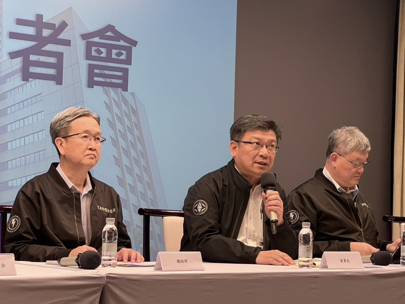台電董事長曾文生（中）下午召開記者會，核電仍是關注重點。（記者林菁樺攝）