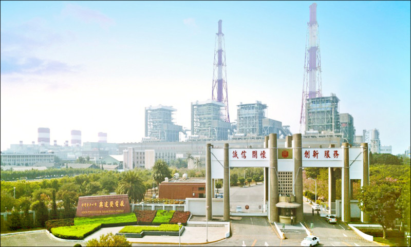 高雄興達電廠被誤傳兩部除役已久的燃煤機組都上場救援，台中市長盧秀燕也對外如此主張，引發綠營立委轟她蒙眼不看事實。（資料照）