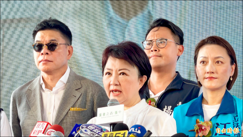 盧秀燕再批「廢核增煤」，指連高雄電廠除燃煤機組都上場救援，讓中南部用肺發電供缺乏電力。（記者蘇孟娟攝）