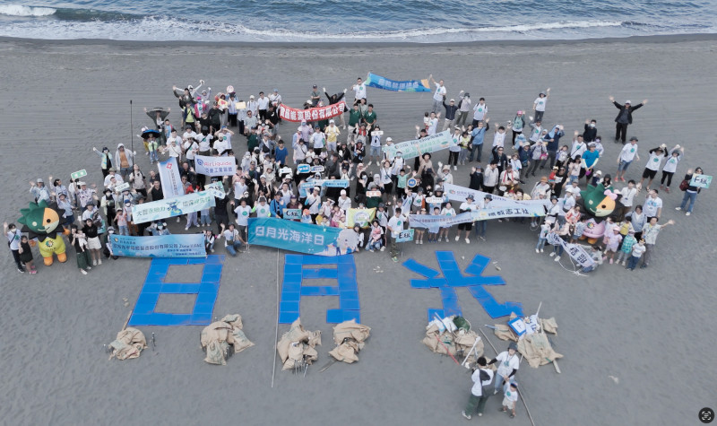 日月光高雄廠響應海洋日，5月24日號招員工、員工眷屬、供應商及夥伴於旗津海灘舉行淨灘。（日月光提供）
