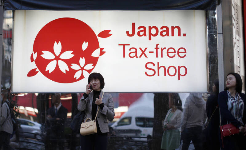 外國人在日本轉售免稅品牟利的案件屢見不鮮，為避免該制度被濫用，日本國會議員正在檢討針對訪日外國遊客的消費稅免稅制度。（彭博）