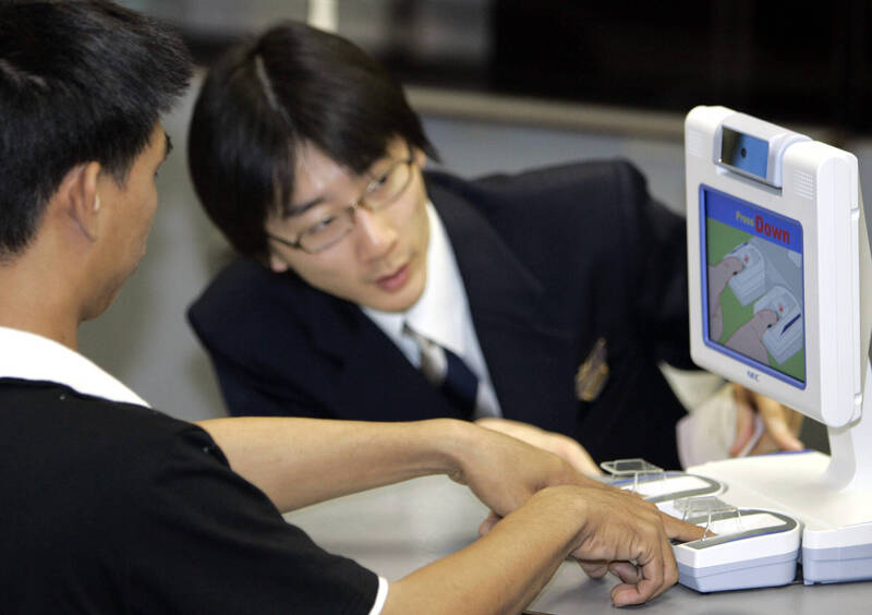日本出入國在留管理廳週五（23日）宣布，將從2028年4月開始的新會計年度，實施「收費」的線上入境事前審查制度JESTA。圖為日本自2007年11月起，入境都需要按捺指紋及拍照。 （美聯社）