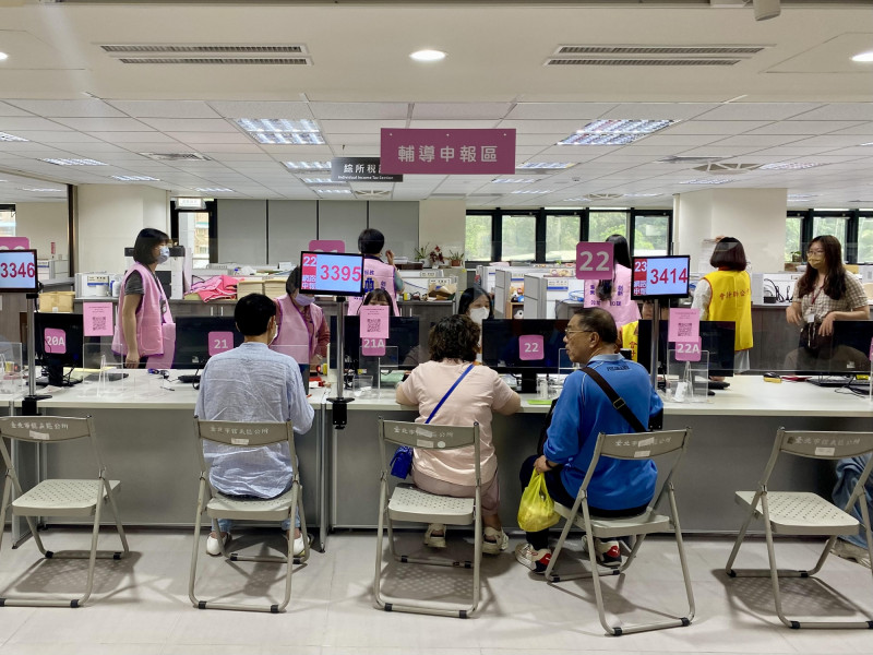 台北國稅局表示，幼兒學前特別扣除額不僅擴大適用年齡，更提高扣除金額，且取消排富規定，育兒家庭省更多。 （記者鄭琪芳攝）