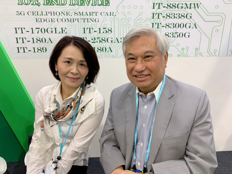 聯茂董事長陳進財（右）與聯茂執行長蔡馨暳（左）。（記者卓怡君攝）