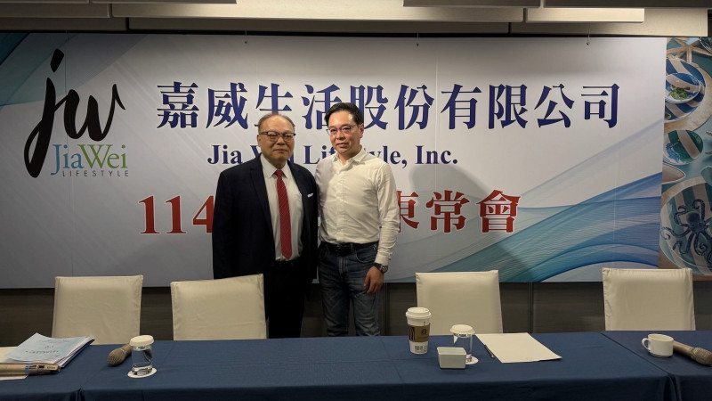 嘉威（3557）今天召開股東會，嘉威董事長黃清森（左）表示，今年營運將先蹲後跳。（嘉威提供）