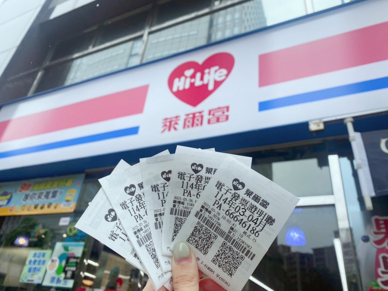 萊爾富位於高雄市大社區的「大社鑫龍店」開出1張特別獎1000萬元的發票，幸運兒僅花39元購買1瓶運動飲料，就中了統一發票1000萬元大獎。（萊爾富提供）