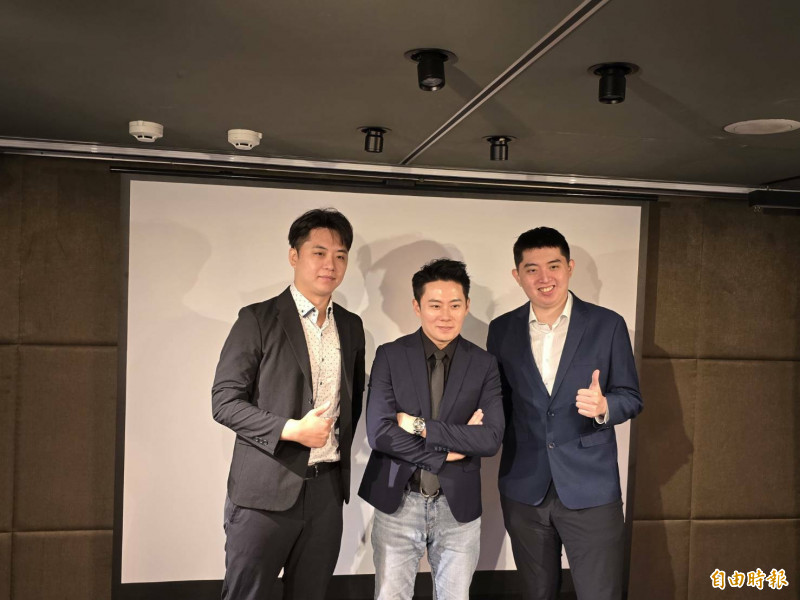 天品積極轉型，從生命事業跨足AI伺服器清洗。圖為天品集團主要經營階層，右二為天品董事長李振寬。（記者陳永吉攝）