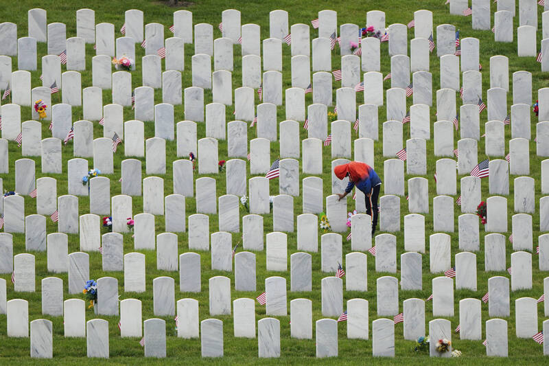 美國週一（26日）因適逢「陣亡將士紀念日（Memorial Day）」法定假日，美國股市與債市皆休市不進行交易。（示意圖，美聯社）
