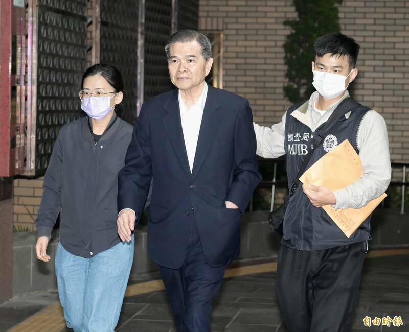 中石化董事長陳瑞隆（中）200萬元交保。圖為陳瑞隆到北檢複訊。（資料照）