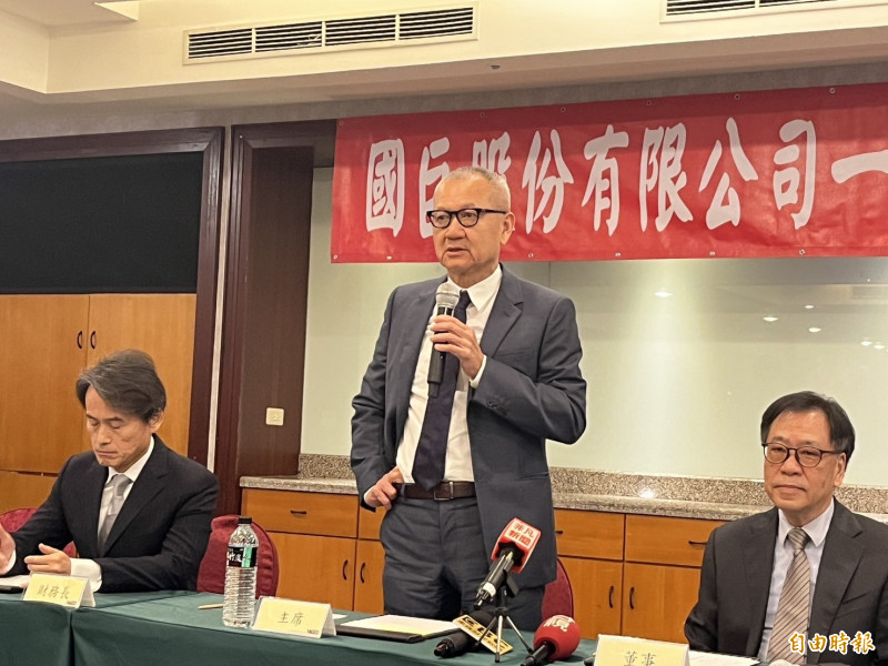 訂單出貨比大於1、稼動率提高，國巨董座陳泰銘（中）看下半年營運樂觀。（記者張慧雯攝）
