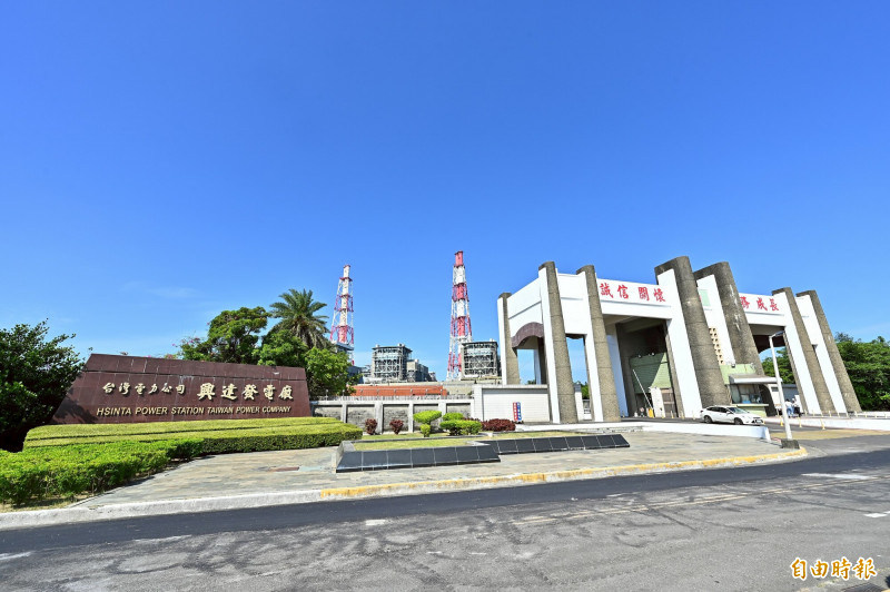 台電興達電廠3、4號燃煤機組和大林電廠5號機組近期相繼啟動，遭民眾團黨質疑台電「偷偷開機」、「火力全開」。（記者李惠洲攝）