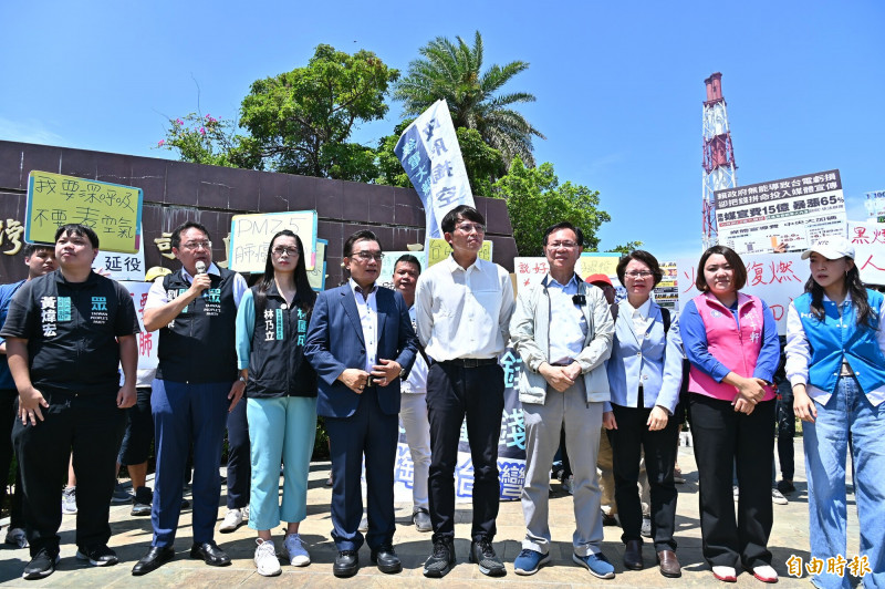 民眾黨立院黨團總召黃國昌、副總召張啓楷、立委林國成、林憶君、高市黨部主委劉家榮和國民黨高市議員邱于軒、白喬茵等人，今天上午10點赴興達電廠考察，了解目前興達電廠發電是否符合相關法規與環評承諾規範、確認除役準備進程。 （記者李惠洲攝）