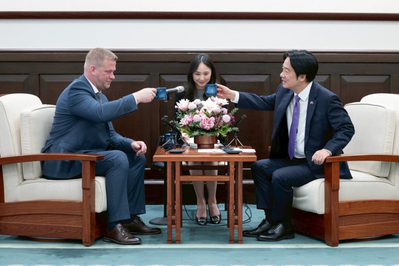 歐洲議會議員博斯納（Reinis Pozņaks）、丁荷蕾（Beatrice Timgren）來台訪問，總統賴清德今接見。（總統府提供）