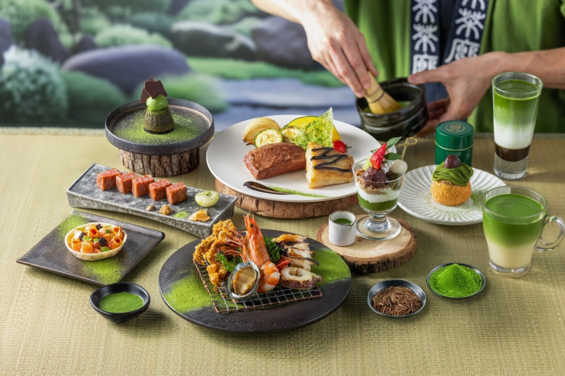 王品（2727）集團旗下3大日系品牌─陶板屋和風洋食、藝奇日本料理、阪前鉄板焼き，攜手被譽為「日本茶界經典」的宇治抹茶專門店「一〇八抹茶茶廊」，在全台50間門店同步推出最大規模的「雙茶聯名企劃」，將日本直送的京都宇治抹茶與靜岡焙茶，巧妙融入3大品牌的夏季料理，期帶動第二季業績。（王品提供）