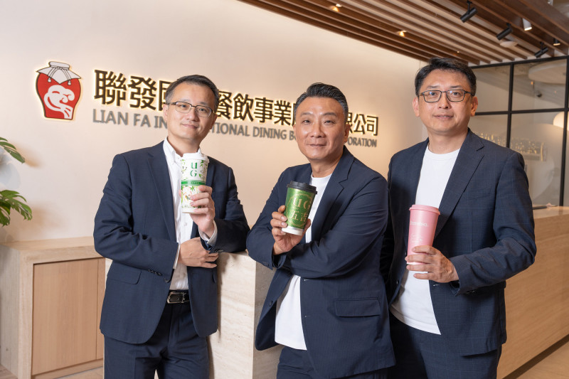 聯發國際（2756）今天宣佈調整組織結構，聯發國際董事長鄭凱隆（中）延攬劉經綸（左）出任集團總經理，陳聖中（右）擔任國際事業總經理，原總經理賴柏宇升任副董事長，未來將以「雙總經理」同步拓展海內外市場。（聯發國際提供）