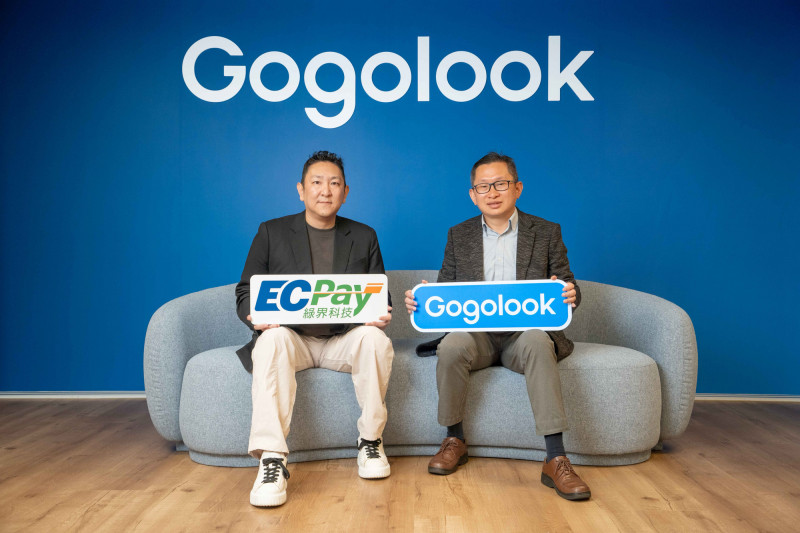 Gogolook董事長鄭勝丰（右起）攜手綠界科技總經理劉士維簽下合作備忘錄。（Gogolook提供）