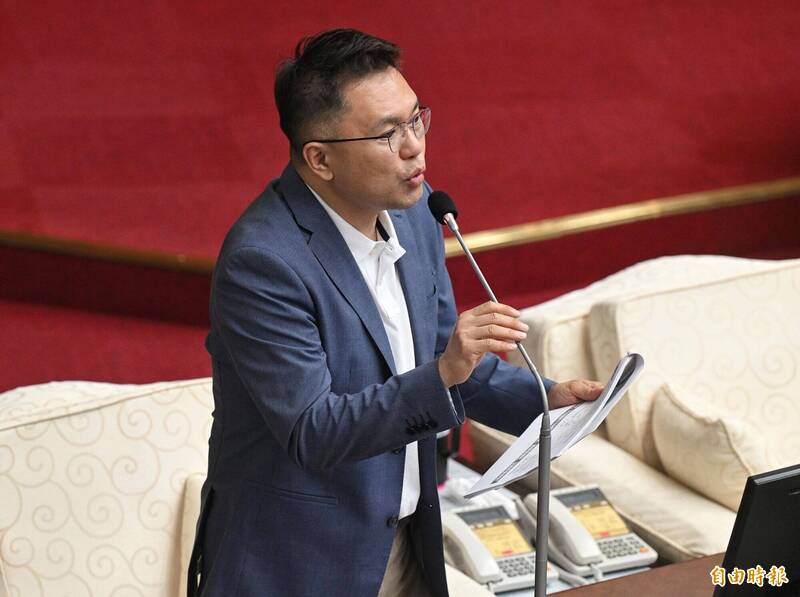 台北市議員張斯綱質詢。（記者張嘉明攝）