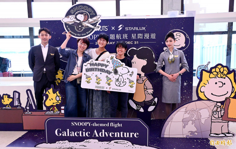 星宇航空2025 SNOOPY主題航班今（28）日正式啟航！旅客在背板前開心拍照留念。（記者朱沛雄攝）