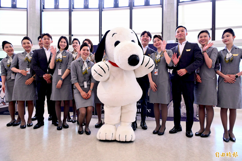 星宇航空2025 SNOOPY主題航班今（28）日正式啟航！為歡慶SNOOPY 75週年，星宇航空特別在桃園機場舉辦生日派對，航班機組員在登機前與SNOOPY合影。（記者朱沛雄攝）