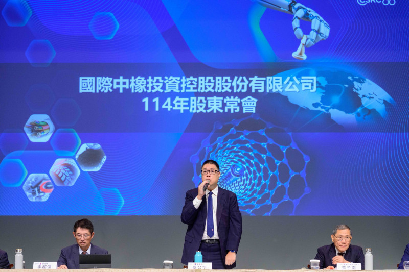 國際中橡（2104）今（28）日召開股東常會，中橡董事長辜公怡（中）表示，面對市場供需失衡，虧損尚未轉正，雖有所果斷處置，他不會逃避營運改善的責任，並在會中向股東鄭重致歉。（中橡提供）