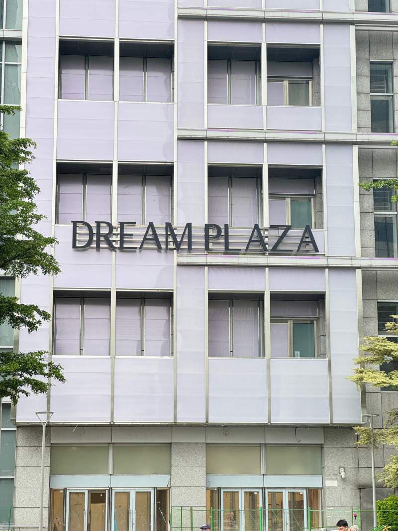 統一（1216）集團接手誠品信義商場後，將打造為全新的「Dream Plaza」商場，統一美麗事業董事長高秀玲表示，目前招商已經完成，招牌也已經開始試燈，拼年底前開幕。（記者楊雅民攝）