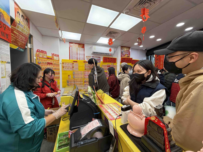 台彩威力彩頭獎連摃26期，預估今天（29日）開獎累積金額上看7.8億元。（記者蔡淑媛攝）