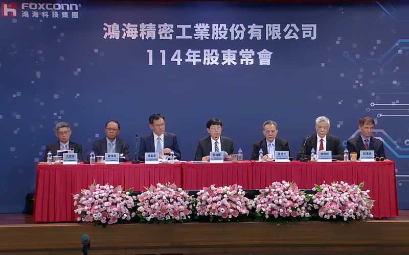 鴻海今日於股東常會之後立刻召開董事會，推選劉揚偉（中）繼續擔任董事長職務。（鴻海提供）