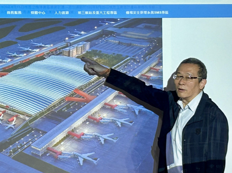 國發會管考處處長李奇說，桃園國際機場第三航站區建設計畫將分階段啟用。（記者吳欣恬攝）
