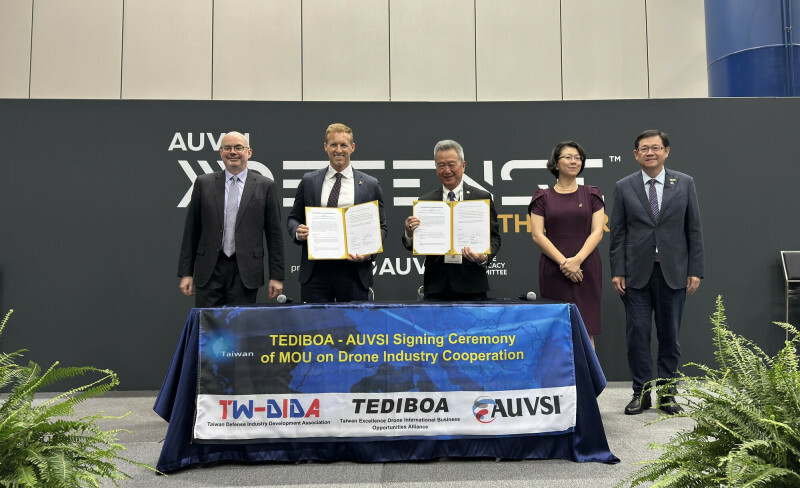 「無人機聯盟」日前與國際無人系統組織（AUVSI）簽署合作備忘錄。（漢翔提供）