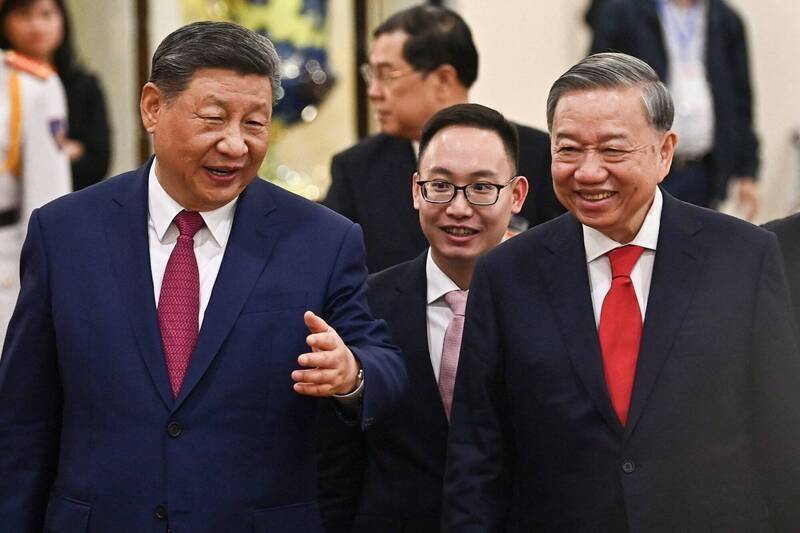 中共總書記習近平（前排左）今年4月訪問越南，會見越共總書記蘇林（前排右）。（路透）