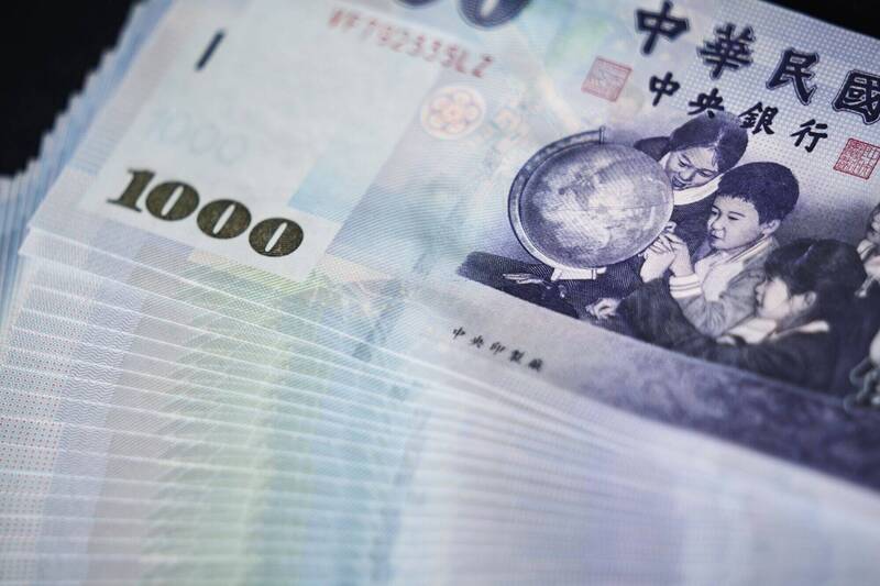 勞動部公布最新職類別薪資調查，航空駕駛員月薪最高。（彭博）