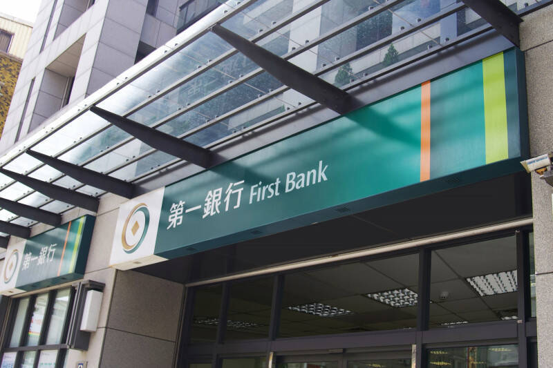 外資賣超逾200億元，大買第一金與永豐金，共買超約10萬張。（業者提供）