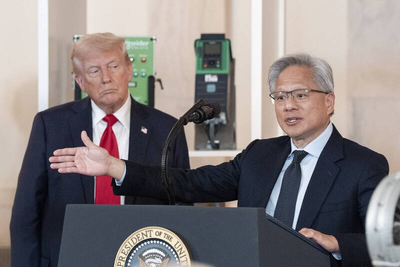 輝達執行長黃仁勳（右）週三在財報會議上批評美國對中國的晶片管制措施，但卻避談美國總統川普（左）。圖為今年4月兩人同台畫面。（歐新社）