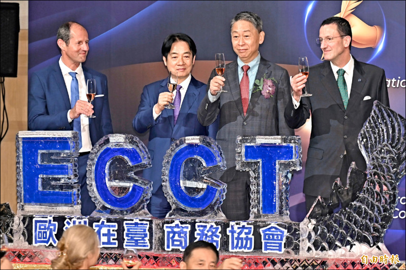 賴清德總統（左二）昨出席二○二五歐洲日晚宴，與歐洲商會理事長張瀚書（右二）等貴賓舉杯致意。（記者塗建榮攝）
