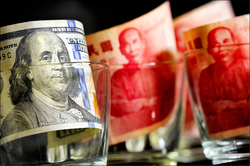 新台幣強勁升值，匯損嚴重侵蝕金融業獲利，今年前4月金融三業稅前盈餘年減1183.52億元、減幅29.6％。（中央社資料照）