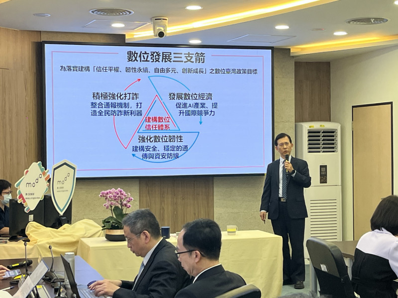 數位發展部部長黃彥男今天在上任週年記者會中，回顧過去一年的施政成果，並說明未來政策方向。（記者徐子苓攝）