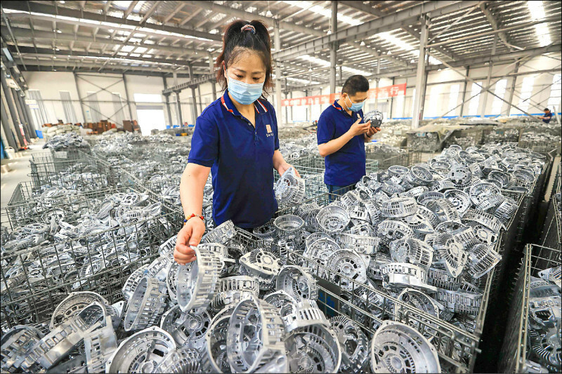 財新5月中國製造業採購經理人指數（PMI）由4月的50.4猛跌至48.3，為去年10月以來首度跌破景氣榮枯線（50）以下。（法新社資料照）