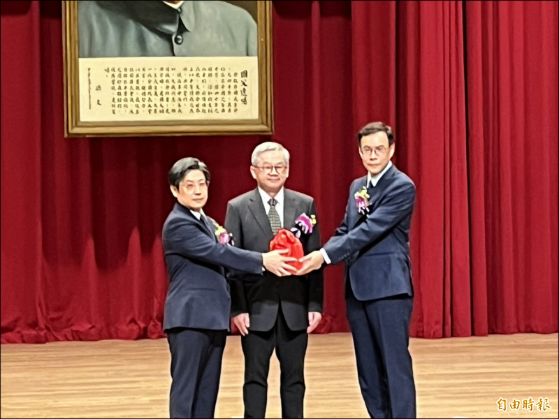 新竹科學園區管理局昨日舉行新任局長交接典禮，在國科會主委吳誠文（中）監交下，卸任局長陳宗權（左）將印信交給新任局長胡世民（右）。（記者洪友芳攝）