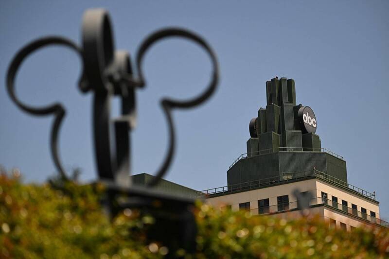 受迪士尼此次裁員影響的員工，大多來自《ABC News》。（法新社）