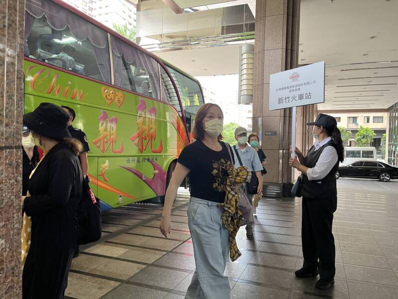 台積電小股東來自全台各地，公司安排遊覽車到火車站接到飯店會場。（記者洪友芳攝）