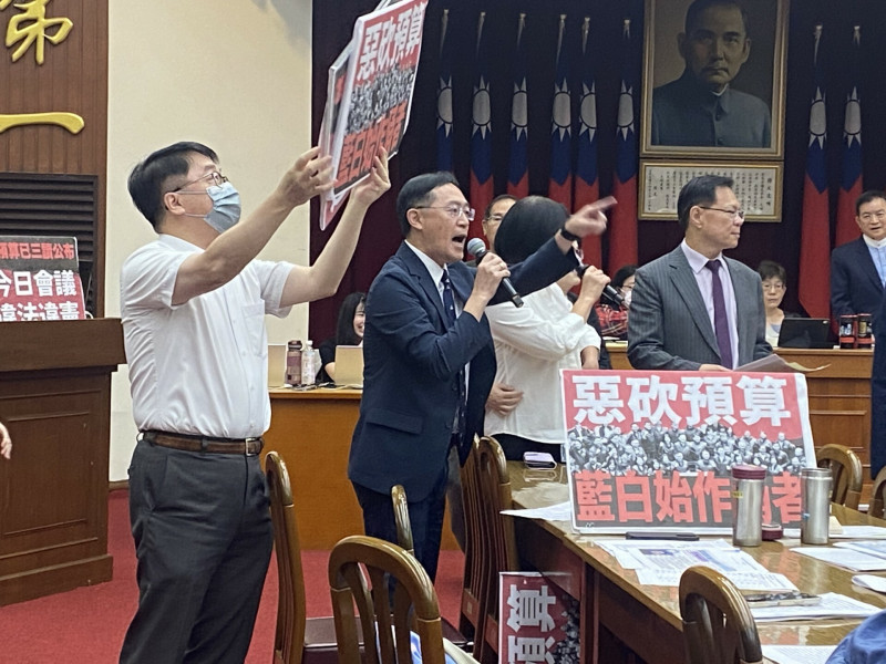 針對一般性補助款遭刪減，立法院財政委員會今排審要求補足，民進黨立委質疑違法又違憲，財委會再度吵成一團。 （記者鄭琪芳攝）