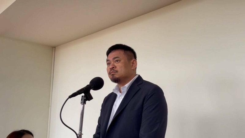 勞動基金再次出現虧損，勞動部長洪申翰強調，目前勞保基金水位仍維持上兆元規模，政府會負起最終支付責任，勞工退休金也有保證收益機制，勞工朋友不用擔心。 （記者李靚慧攝）