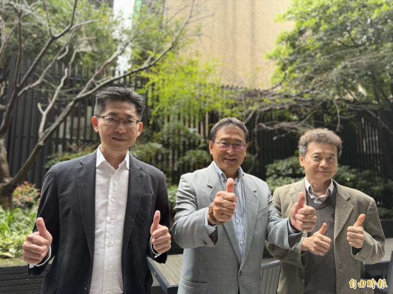 騰輝董事長王有慈（中）、總經理鍾健人（右）、董事邱奕誠（左）看好今年公司營運。（記者卓怡君攝）